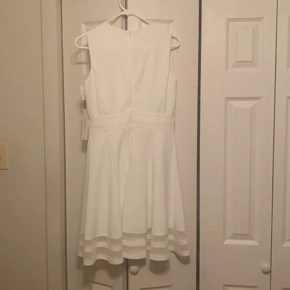 White sleeveless dress - Picture 3 of 4
